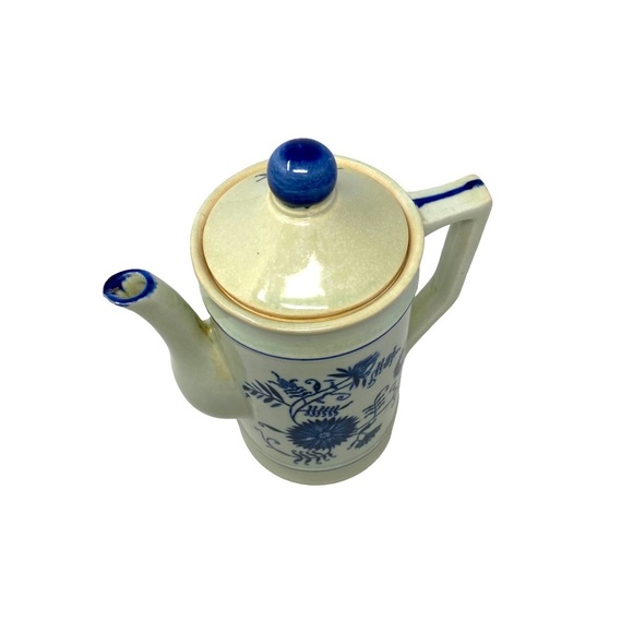 Blue and White Vintage Teapot. - Picture 4 of 9